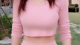 在乡间小路上的紧身裤美女小姐姐,笑起来真的好美