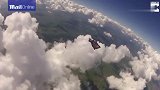 极限-16年- 跳伞达人万米高空跳下 棉花云团惬意“畅游”-新闻