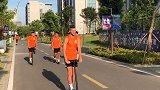《中超前线》卓尔外援骑代步车去训练 埃弗拉有望出战重庆