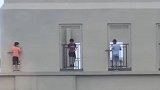 腿软！3个熊孩子爬到34层楼顶玩耍 还翻过护栏在外沿贴墙走动