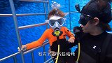 男子带5岁小孩海里探险，大白鲨近在咫尺，镜头记录惊险一幕！