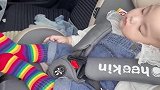 “小祖宗”睡着了，到地方爸爸也不敢叫醒，只能等着！