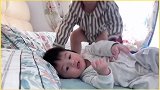哥哥唱歌哄妹妹睡觉，真的是超级暖男，画面好温馨啊！