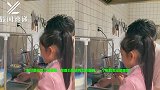 李小璐陪女儿做蛋糕，甜馨五官清秀打扮精致，一个回眸美出新高度