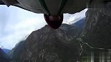 视频公司-贴着峭壁高速飞行！国外翼装飞行牛人极限飞跃