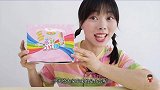 美食开箱：小姐姐花式吃“多彩口红糖”，挤泡沫撒糖粒，口味独特