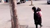 女孩上学前对着大树鞠躬，然后竟就多了个亲戚