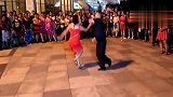 最新广场舞视频大全-20190223-一男一女夜幕下跳双人广场舞，数百人围观掌声不断！