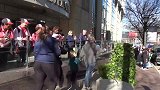 草人恶作剧，男子伪装成草人吓路人，路人防不胜防