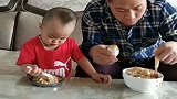 一到吃饭时就对爸爸,下手,那叫一个稳准狠,原谅我没忍住笑