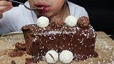 三重巧克力蛋糕配双色巧克力球，吃起来超级腻，但是超级美味