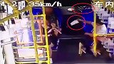 连续两天！女乘客在公交车上大小便 前排乘客还为其递纸