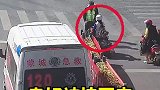 骑车不看路，幸好被拽住了！