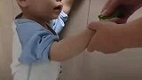 为了让孩子戒了吃手，爸爸特意从老家带的苦瓜