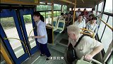 春暖：老外坐公交不认路，售票员一口英语指路，被乘客夸赞