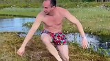 漂浮在水面上的草地，还可以在上面做出各种各样的高难度动作