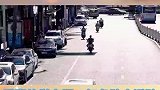 太可怕！夺命栏板街头横行，民警狂追数百米拦下