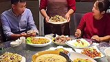 大姐这样上菜，有什么想法？