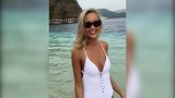 瓦尔加海边度假 穿性感白色泳衣起舞秀喷血身材