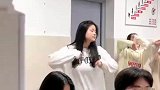 艺术班女生在班上健身