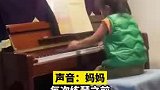 女孩每天练琴前都先弹唱国歌