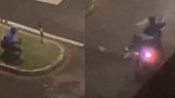 外卖小哥凌晨顶台风送餐寸步难行，风雨中这个举动令人心疼