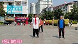 大哥跟我跳舞，他女朋友在后面偷偷欣赏，他们是幸福的一对