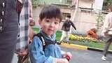 小宝宝出来玩可高兴了，一路上都在唱歌，接下来的歌声你听得懂吗