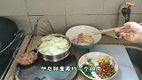 夏日靓汤：冬瓜瘦肉汤，冬瓜先炒一炒，汤汁清甜可口，清热祛暑