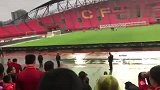 华夏球迷不满战绩高喊下课 总经理冒雨安抚