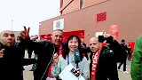 PP体育记者小姐姐亲临安菲尔德 现场球迷热情似火频频出镜