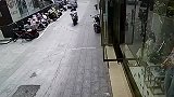 屋里坐着那个女的真淡定，一动不动