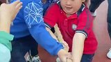 拔河比赛中小女孩表情都在用力