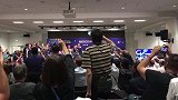 体坛直击：法国球员突袭新闻发布会 博格巴带头尬舞德尚也无奈