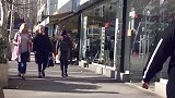 道具蛇恶作剧，用道具蛇在街上吓路人，路人纷纷被吓到