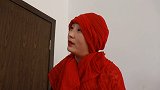 老光棍捡了个乞丐回家，不料乞丐洗干净后，原来是这样的