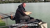 鲶鱼嘴里含着什么东西，众人看清后，连忙拖上了船