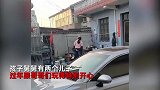 女孩回老家过年玩太嗨不愿返程，舅舅久哄无效，被“强硬”塞进车