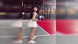 小姐姐穿着短裙打篮球 这球技有种仙仙的感觉