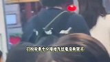 高圆圆带女儿吃麻辣烫，素颜出街低调接地气，6岁Rhea长高好多