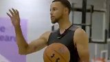小学生现场教学！库里传授小球迷双手运球绝技