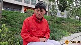 同是水果小贩，小伙却捏坏他人水果遭人嫌弃，最后自食苦果！
