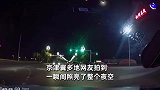 华北夜空疑现火流星，蓝绿色光点迅速划过，一瞬间照亮整个夜空