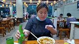 对象请小光吃饭，小光把吃剩下的小鱼给妈妈捎回家，看妈妈啥态度