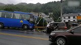 井冈山3车相继碰撞 皮卡车车头变形损毁3人死亡