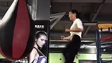 沙袋是个好器械快速热身，提神心肺功能，对于减脂也是非常有效的