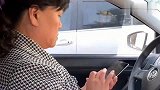 金毛看到别人的钱被抢走，见义勇为的金毛