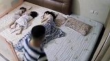 当老婆孩子先睡着，男子的反应太真实了！