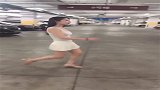 停车场跳舞怎么能落下我