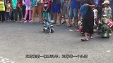 猴子把小女孩当自己的孩子，寸步不离还抱着她，场面让人暖心